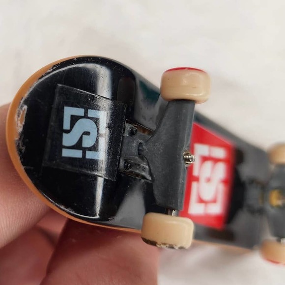 Tech Deck Sugar Skate Co. Mini Finger Skateboard - Picture 2 of 4